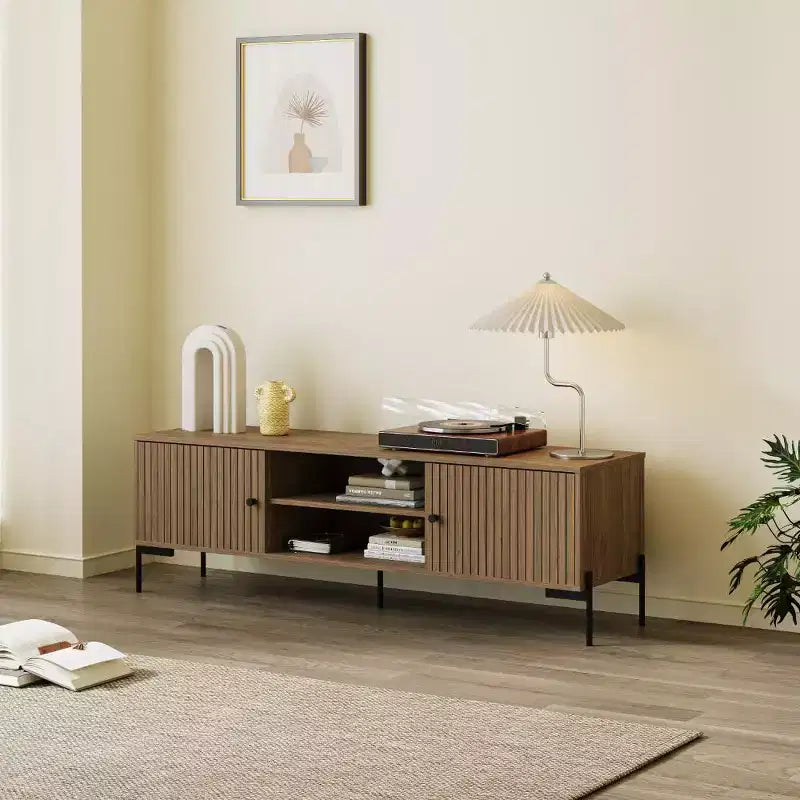 Meuble TV en bois de santal doré de 60 pouces de large, convient aux téléviseurs de 45 à 75 pouces, console média moderne avec placards de rangement et portes à lattes pour le salon