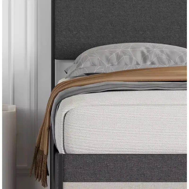 Lit plateforme moderne et simple avec tête et pied de lit rembourrés en lin, sommier à lattes en acier robuste pour matelas